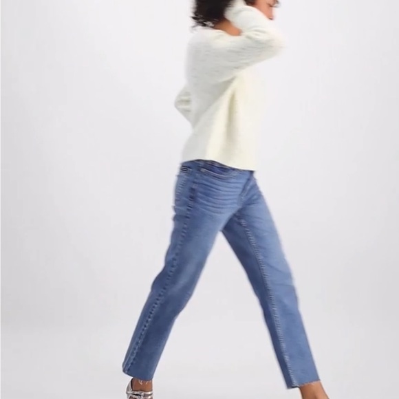 Calvin Klein Jeans Women's High-Rise Straight-Leg Jeans - Picture 4 of 9